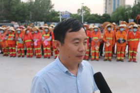 河南郑州58驾校全员为环卫工派发防疫防暑物资
