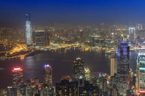 国泰航空今起向香港“隔离营”提供三餐膳食，市民：有空姐送餐和甜品吗？