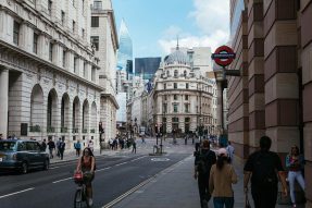 在准备今年下半年于英国推出数字银行的同时，摩根大通(JPM.US)同意收购英国数字财富管理公司NutmegSavingandInvestment