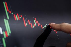 理想汽车6月交付7713辆理想ONE，同比2020年6月增长320.6%，环比2021年5月增长78.4%，创单月交付量新纪录