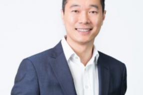 微软官网宣布，2022新财年其大中华区高级管理团队的最新变动——任命微软副总裁邹作基(HoraceChow)全面主持微软大中华区战略；同时任命包嘉峰(JoeBao)为微软中国区总裁