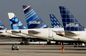 捷蓝航空提高收购精神航空的报价，并承诺剥离自身资产